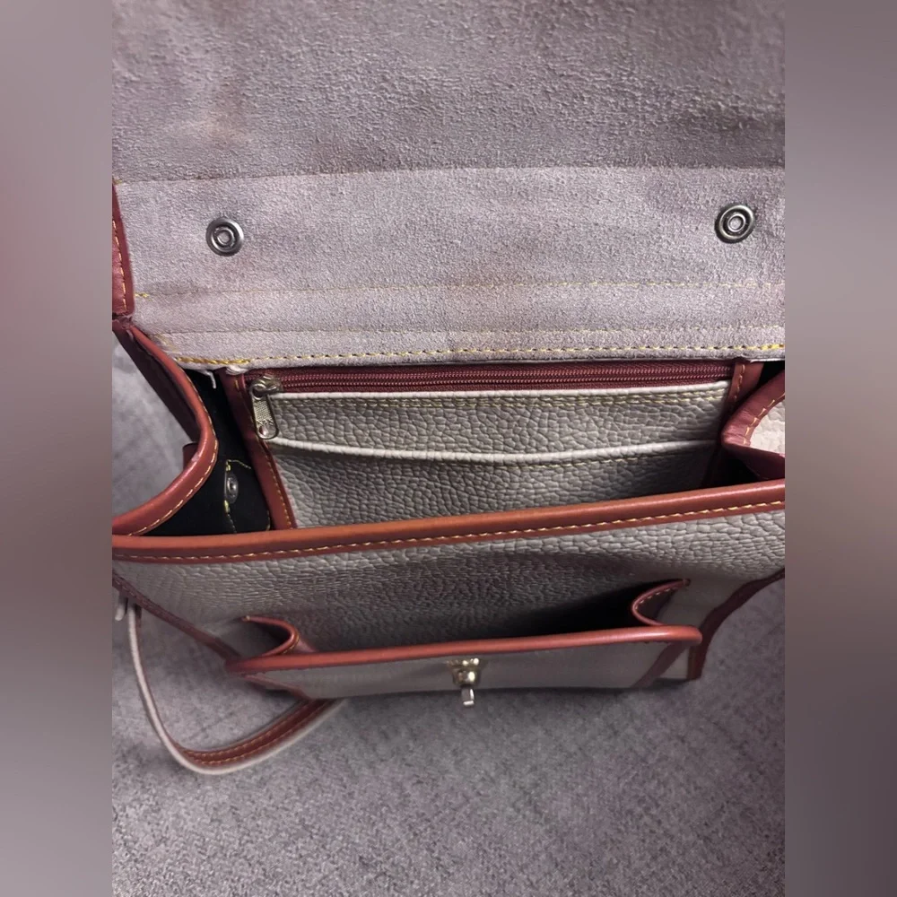 Vintage Dooney & Bourke all  weather leather  crossbody Bag🤩